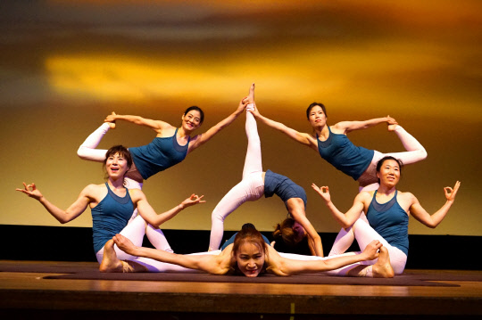 이번 축제에는 태권도경호학과 태권도 시범, 요가명상학과 아사랑팀 요가 공연, 지역민과 함께하는 요가 교실, 전통공연예술학과 난장앤판 공연단의 공연이 이어지며 관람객들의 박수갈채가 쏟아졌다. 요가 공연 모습. 원광디지털대 제공